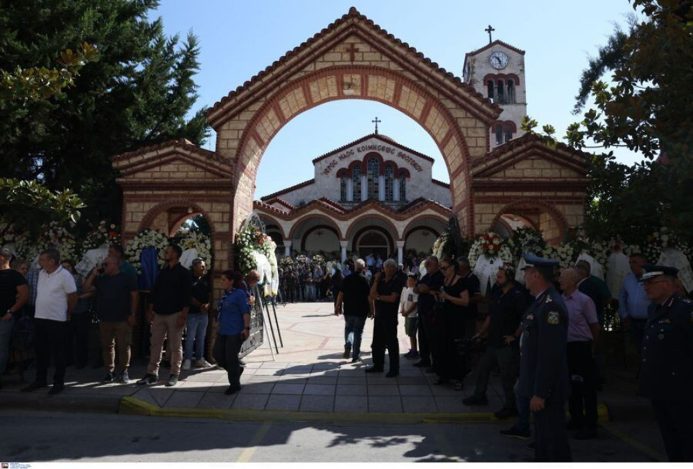 Απόστολος Βεσυρόπουλος: τυλιγμένο με την ελληνική σημαία το φέρετρό του - Παρών ο Μητσοτάκης και πλήθος πολιτικών (photos & video)
