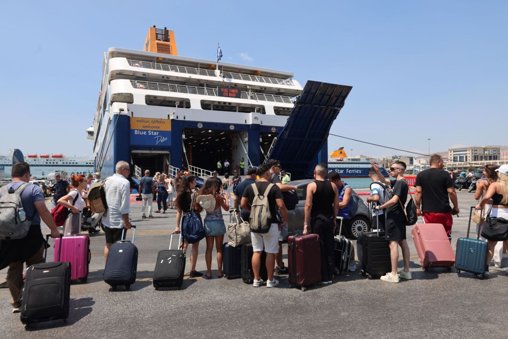 Κορυφώνεται η φυγή των εκδρομέων για το τριήμερο - «Αδειάζει» η Αθήνα