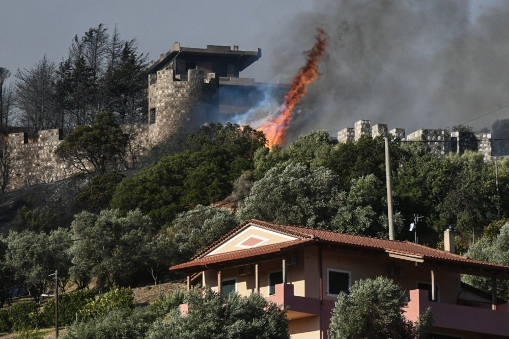 Πύρινος εφιάλτης: Εκκενώθηκε προληπτικά το Καραμανδάνειο  στην Πάτρα - Δύσκολη η κατάσταση σε Ζάκυνθο, Φιλιππιάδα και Χίο (video)