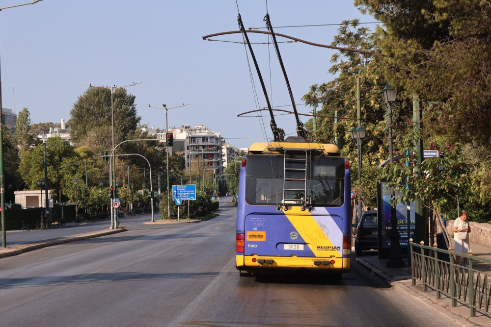 Άγρια επίθεση σε οδηγό τρόλεϊ στον Πειραιά - Δύο άγνωστοι τον ξυλοκόπησαν χωρίς λόγο