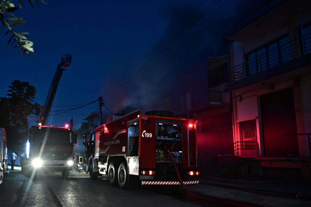 Φωτιά σε βιοτεχνία στο Περιστέρι: στο νοσοκομείο ένα άτομο με αναπνευστικά προβλήματα