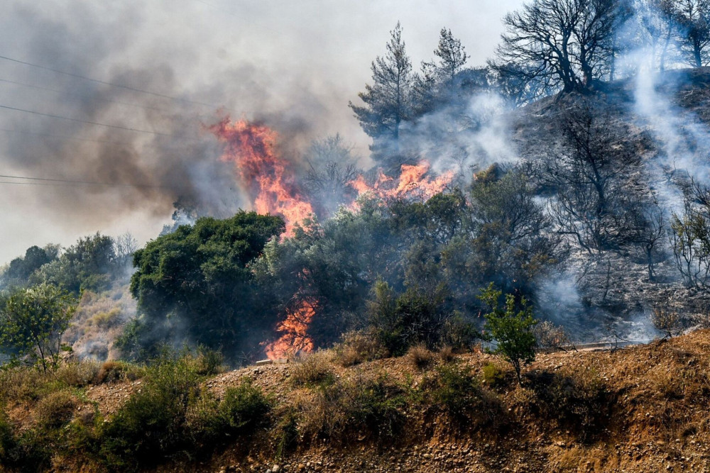 Φωτιά στην Πάτρα: εκκενώνονται προληπτικά Καραμανδάνειο και Κωνσταντοπούλειο