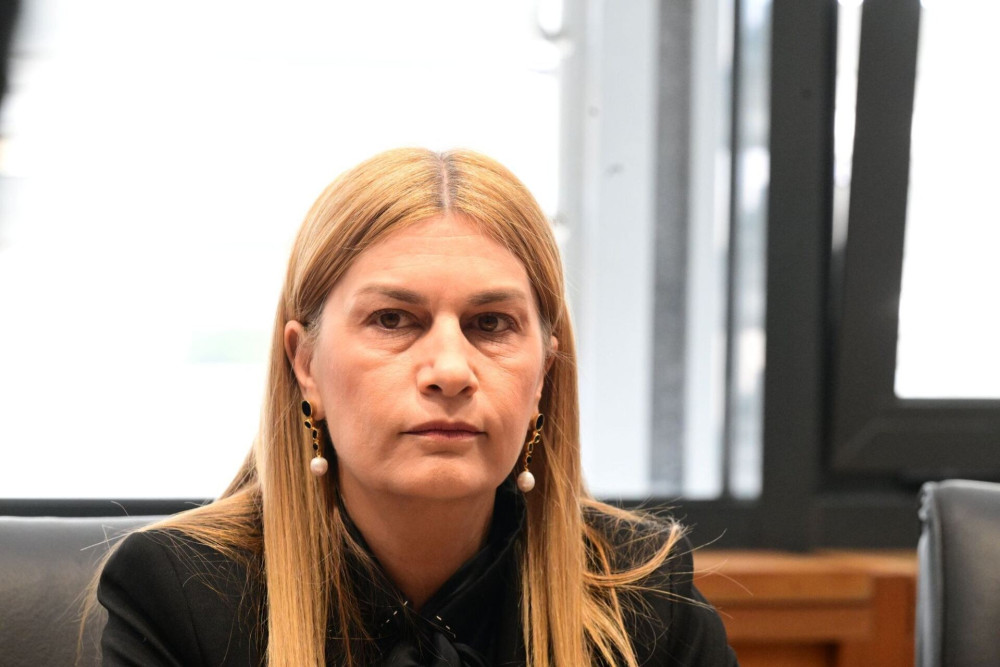 Σέβη Βολουδάκη: απειλητικά συνθήματα στο πολιτικό της γραφείο και στο σπίτι της οικογένειάς της (photos)