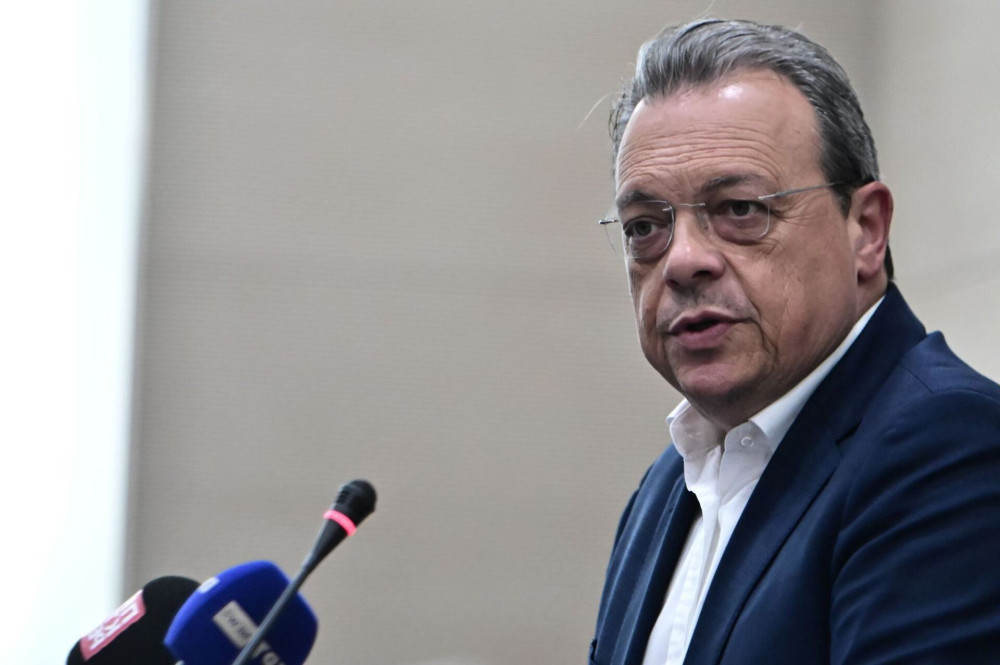Θα… χειροκροτεί τον Τσίπρα ο Φάμελλος; Μπρος γκρεμός και πίσω ρέμα…