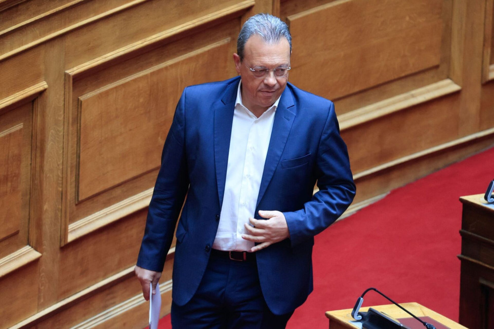Ο Φάμελλος «κυνηγάει» τους βουλευτές και ο Τσίπρας τους έχει στα… αδιάβαστα