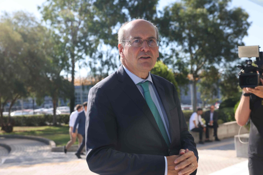 Χατζηδάκης: Η κυβέρνηση στηρίζει μεσαία τάξη και οικογένειες με 1,5 δισ. (video)