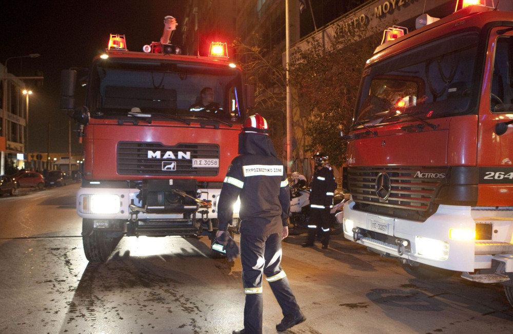 Φωτιά στο εργοστάσιο της Βιολάντα στα Τρίκαλα - Αγνοούνται εργαζόμενοι (video)