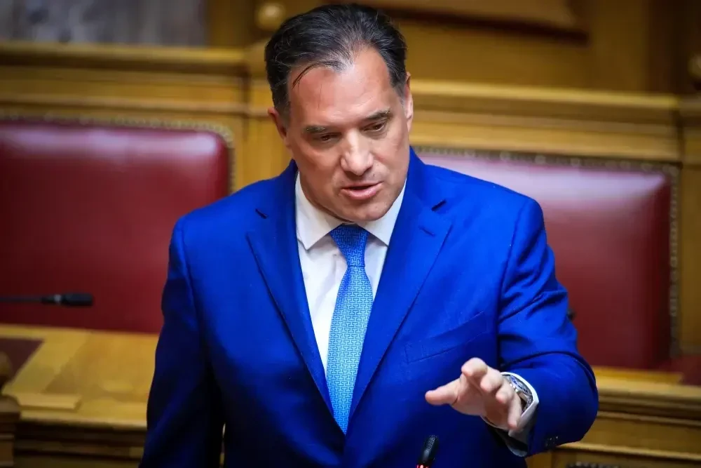Ο Άδωνις Γεωργιάδης εκθέτει τις πολιτικά υποκινούμενες διαμαρτυρίες στο ΕΣΥ