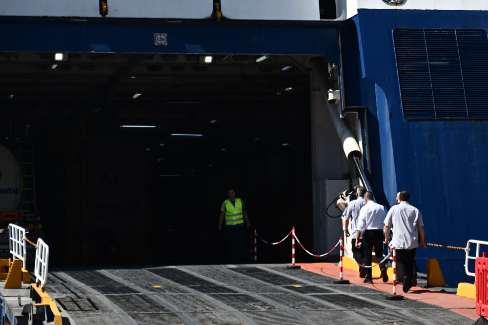 Συνελήφθησαν ο πλοίαρχος και ο Α' μηχανικός του Blue Star Chios για τον θάνατο του 20χρονου ναυτικού