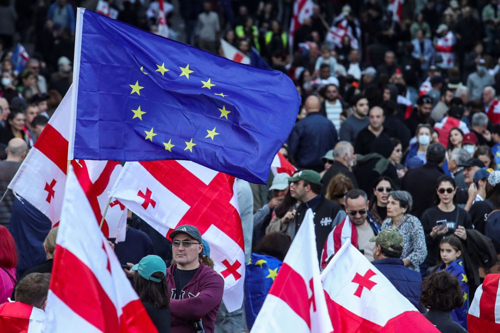 Γεωργία: Συγκρούσεις έξω από το προεδρικό μέγαρο, ανήμερα των δημοτικών εκλογών (video + photos)