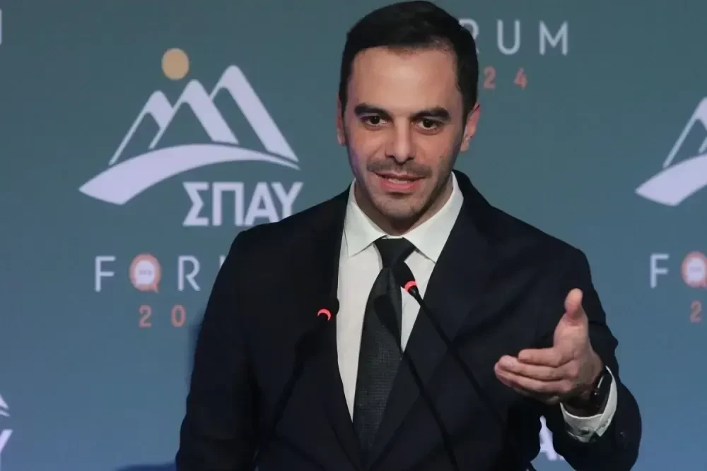 Ο Χριστοδουλάκης του ΠΑΣΟΚ και τα ανύπαρκτα βαγόνια των Τεμπών που τα πήραν οι «εξωγήινοι»