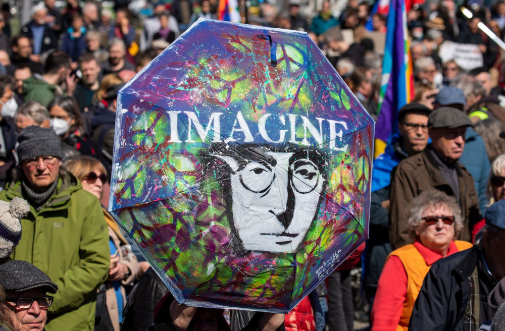 Σαν σήμερα: το «Imagine» του John Lennon - Το τραγούδι που ονειρεύτηκε έναν κόσμο χωρίς σύνορα
