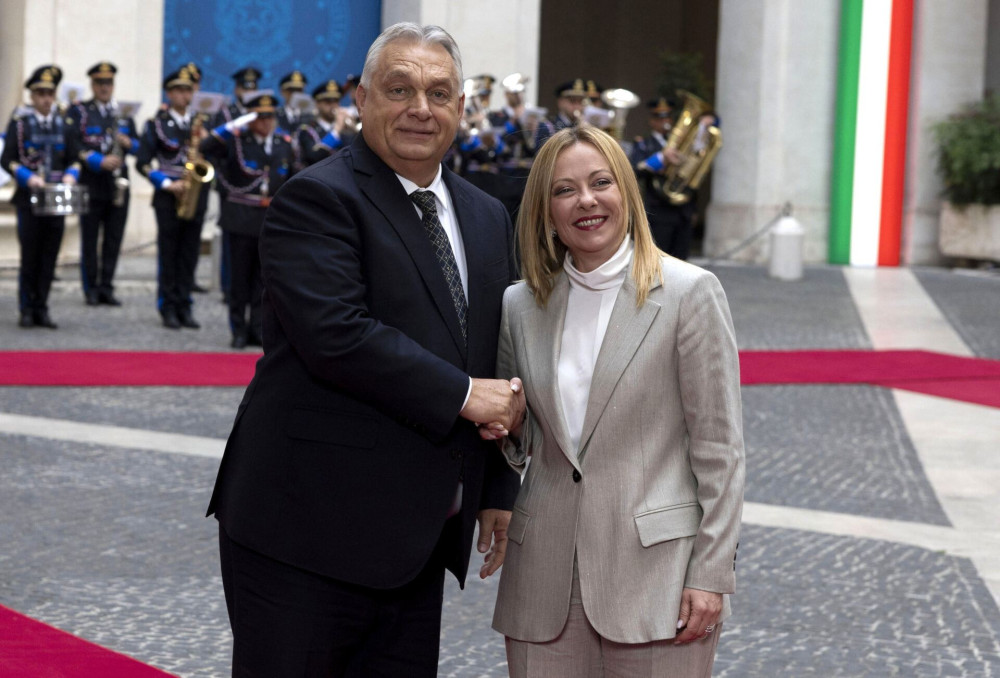 Ιταλία: Η Μελόνι υπερασπίζεται την ευρωπαϊκή γραμμή απέναντι στη φιλορωσική στάση Όρμπαν