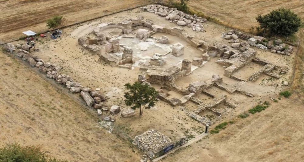 ΥΠΠΟ: αποκαθίσταται και αναδεικνύεται ο περίκεντρος ναός, στη Μαξιμιανούπολη (photos)