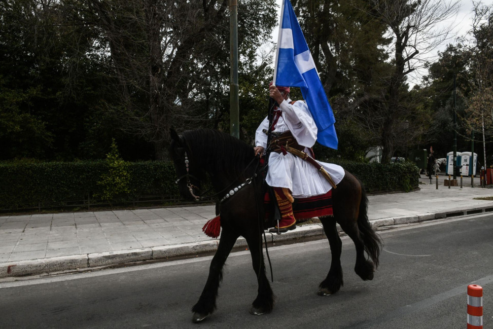 Εύβοια - Κάρυστος: οι έφιπποι μάγεψαν στην παρέλαση της 28ης Οκτωβρίου (video)