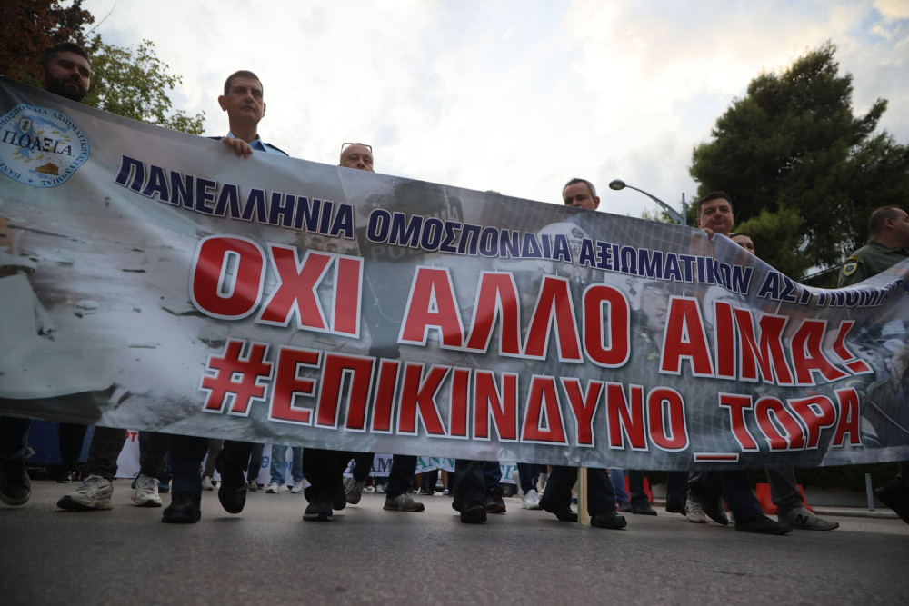 Διαμαρτυρία ενστόλων στην Παλαιά Βουλή για το νέο πολυνομοσχέδιο του υπουργείου Άμυνας