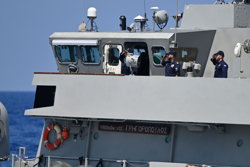 Η φρεγάτα «Αδρίας» στη Θεσσαλονίκη – Ενθουσιώδης υποδοχή των πολιτών (video)