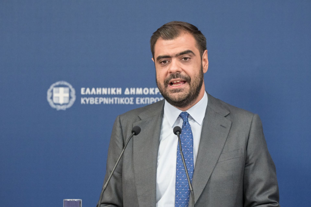 Παύλος Μαρινάκης στο Briefing για τους πολίτες: Η κυβέρνηση απαντά για fake news, 13ωρο και ακρίβεια (video)