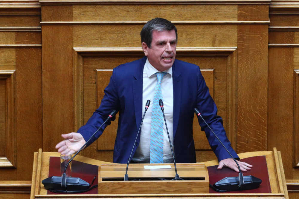 Σφοδρή λεκτική σύγκρουση στη Βουλή: Ο Καιρίδης «σβήνει» τον «πατριωτισμό» του Βελόπουλου