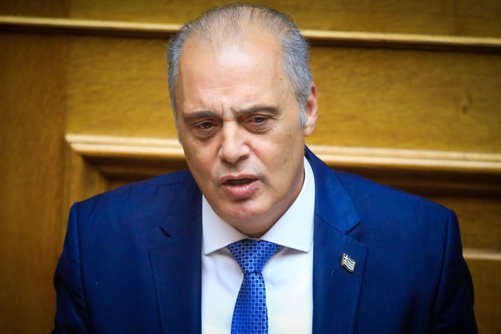 Ο Βελόπουλος ανακαλύπτει συνωμοσίες και «θύελλες» ως ο «μόνιμος αυτόκλητος σωτήρας» του διχασμού
