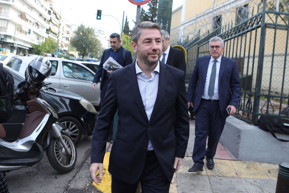 Ο πρόεδρος πήγε Μπολόνια - Το ΠΑΣΟΚ πάει άπατο