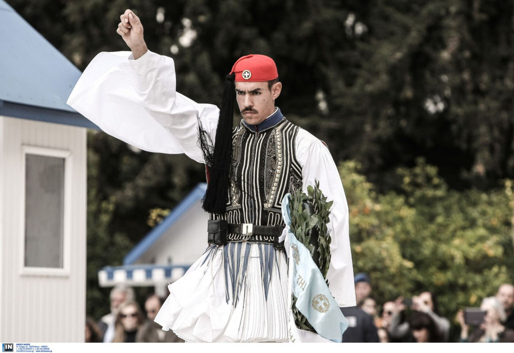 Αγκαλιές, δάκρυα και περηφάνια - Η αποχαιρετιστήρια υπηρεσία των ευζώνων (video)