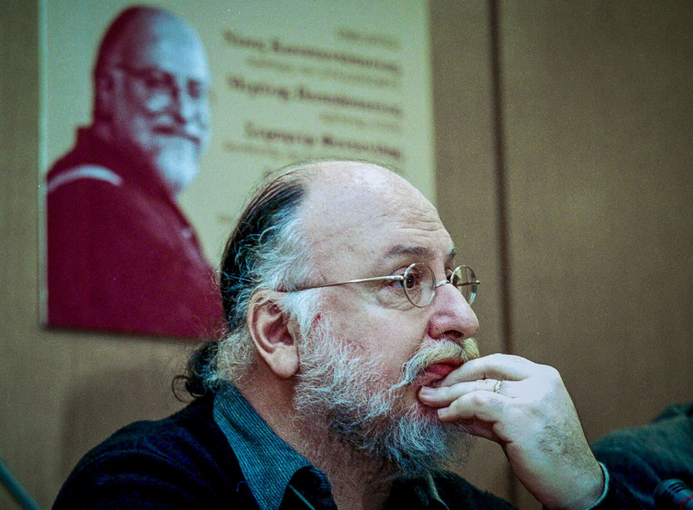 Διονύσης Σαββόπουλος: με δάκρυα και τραγούδια η Ελλάδα αποχαιρέτισε τον «Νιόνιο» της