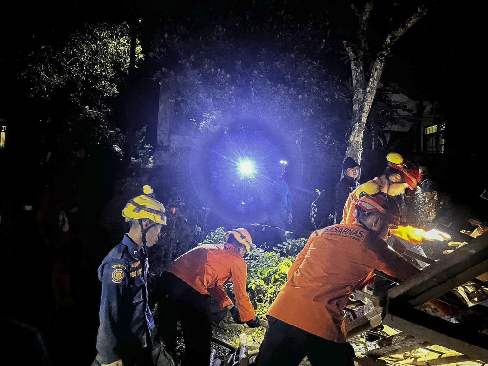 Κατολίσθηση στην Ινδονησία: δύο νεκροί και τουλάχιστον 21 αγνοούμενοι