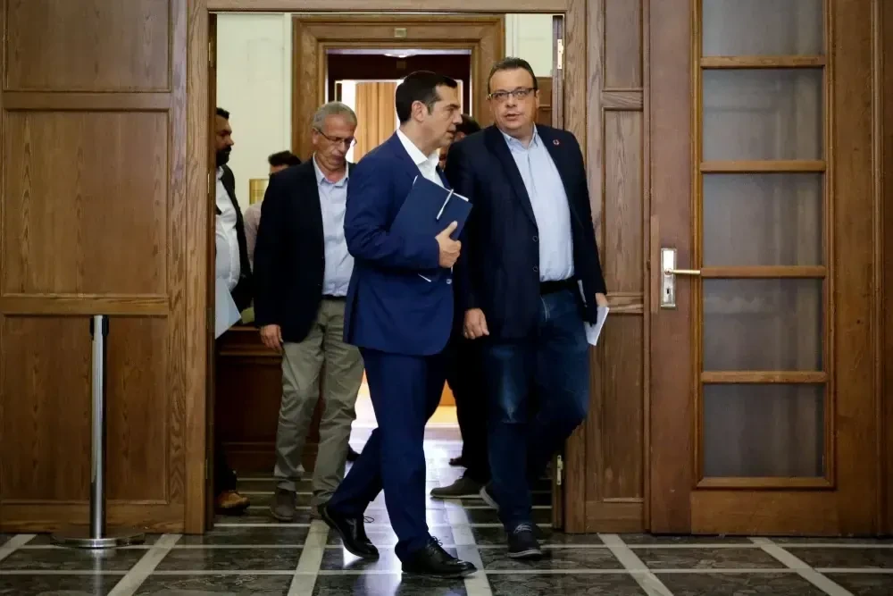 Καχυποψία σε ΣΥΡΙΖΑ - Νέα Αριστερά για στελέχη που έκαναν «deal» κάτω από το τραπέζι με τον Τσίπρα
