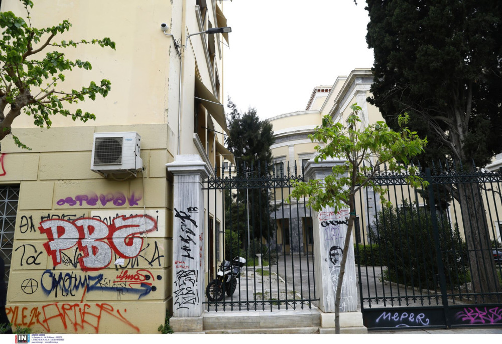 Οι φοιτητές θέλουν να είναι… αιώνιοι και να γράφουν ό,τι τους καπνίσει στους τοίχους