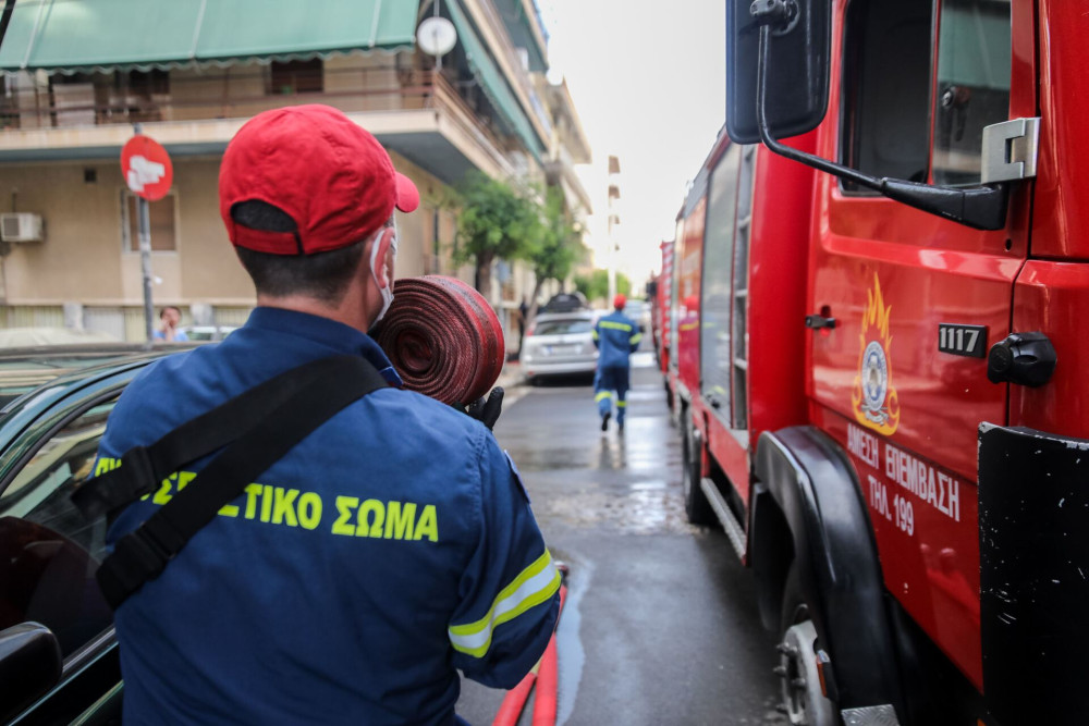 Εκρήξεις και φωτιά σε πολυκατοικία στην Πλατεία Αμερικής - Δύο άτομα με αναπνευστικά
