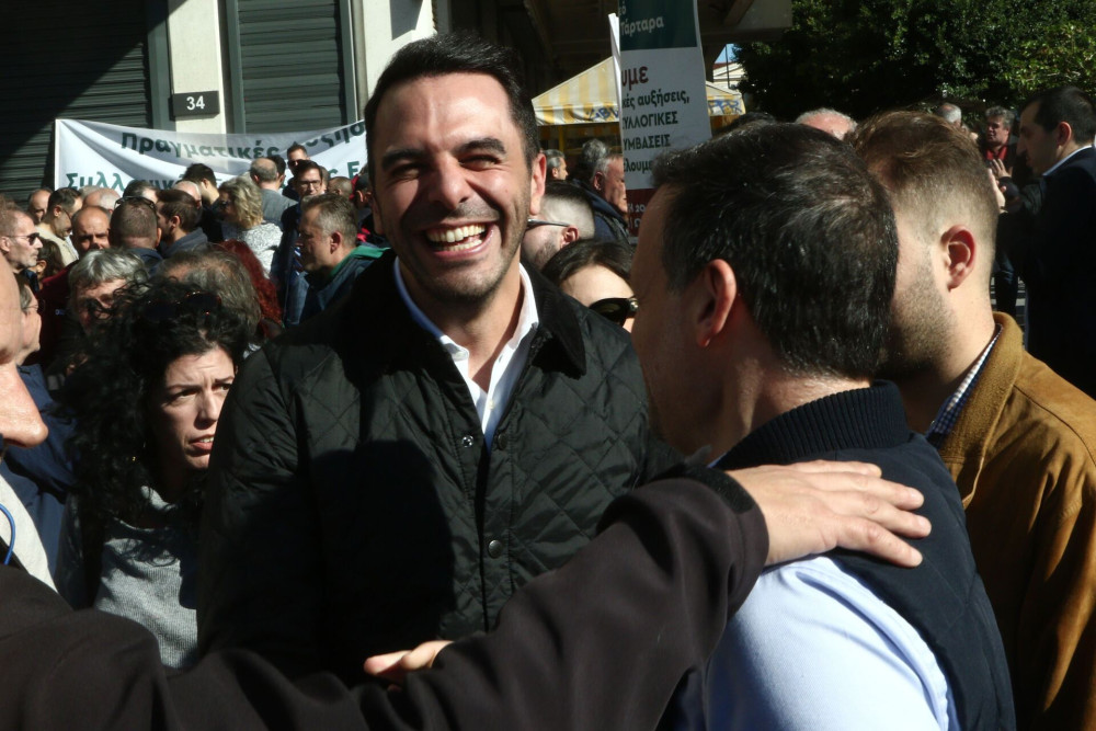 ΠΑΣΟΚ: κολλημένη η βελόνα, αυξημένοι οι δελφίνοι
