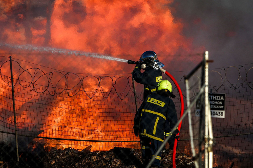 Πάτρα: Φωτιά από ελαστικά σε πρώην εργοστάσιο - Ήχησε το 112