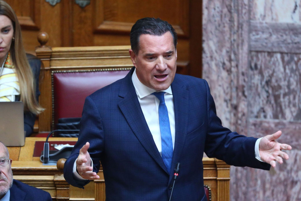 Ο Άδωνις Γεωργιάδης κέρασε γλυκά τους εργαζόμενους του ΕΣΥ μετά την απεργία (video)