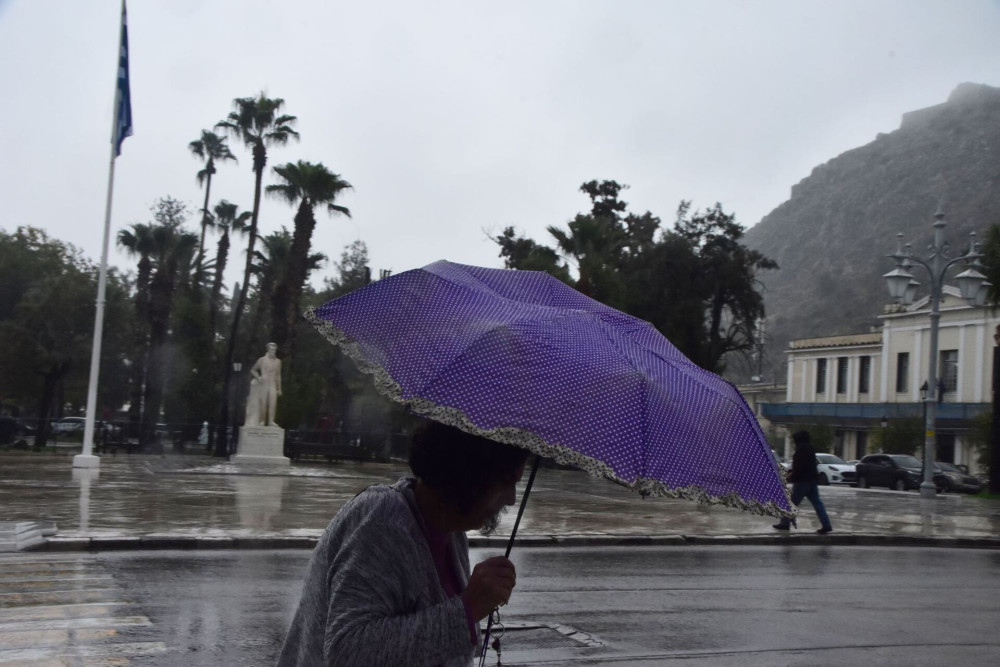 Καιρός: με ισχυρές βροχές και καταιγίδες ξεκινά η εβδομάδα