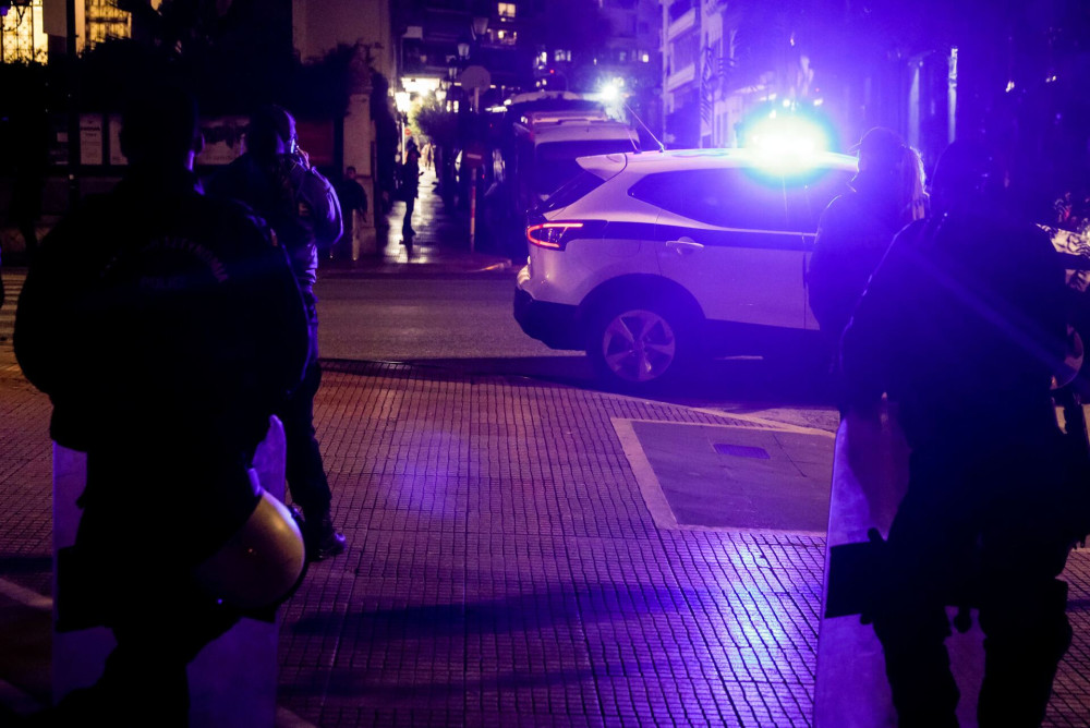 14 τραυματισμοί από βεγγαλικά σε έναν μήνα - Δεκάδες συλλήψεις το βράδυ της Ανάστασης στην Αττική (photos)