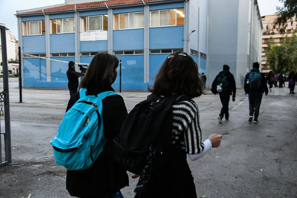 Ο Δήμος της Πάτρας ξήλωσε από τα σχολεία τις πινακίδες του προγράμματος «Μαριέττα Γιαννάκου» - Δείτε γιατί