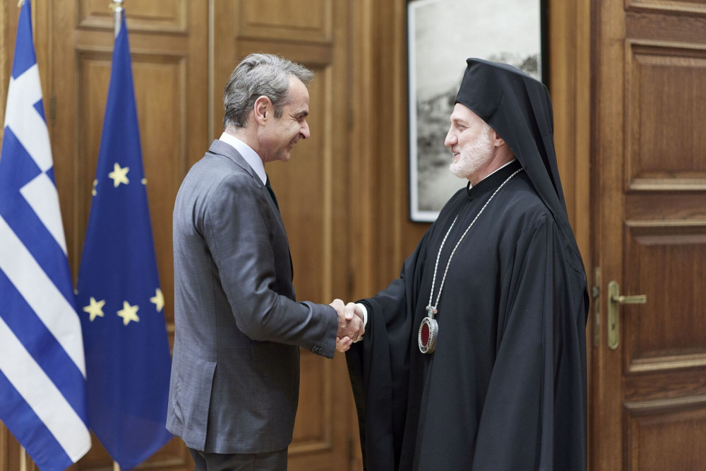 Ο Κυριάκος Μητσοτάκης συναντήθηκε στο Μαξίμου με τον Αρχιεπίσκοπο Αμερικής Ελπιδοφόρο