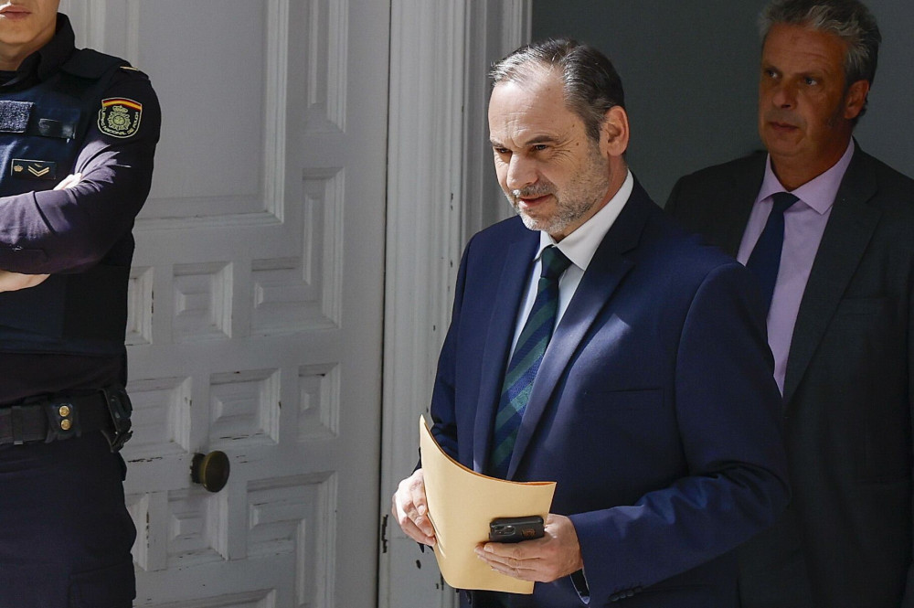 Ισπανία: προβλήματα για Σάντσεθ - Στη φυλακή ο πρώην υπ. Μεταφορών Άμπαλος για σκάνδαλο διαφθοράς