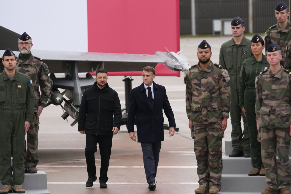 Στη Γαλλία ο Ζελένσκι - Υπογράφει με Μακρόν ιστορική εξοπλιστική συμφωνία