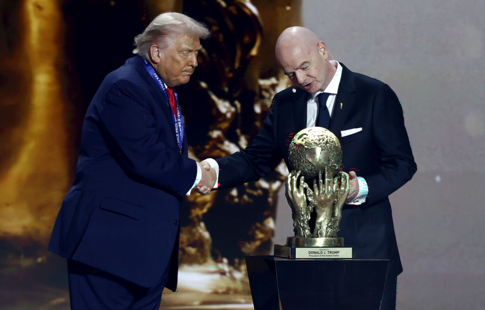 Ο Ντόναλντ Τραμπ παρέλαβε από τη FIFA το νέο βραβείο ειρήνης (video)