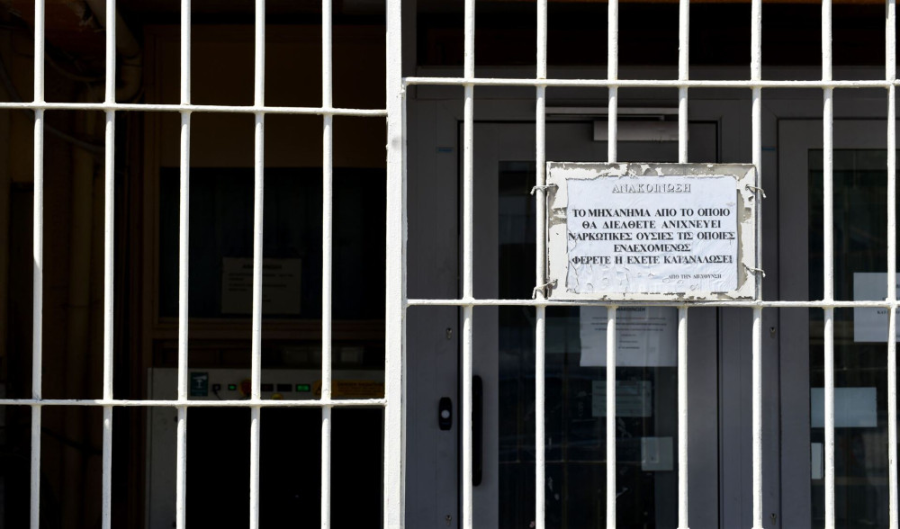 Στη φυλακή ο Σουδανός που απειλούσε με χειροβομβίδες έξω από τη ΓΑΔΑ