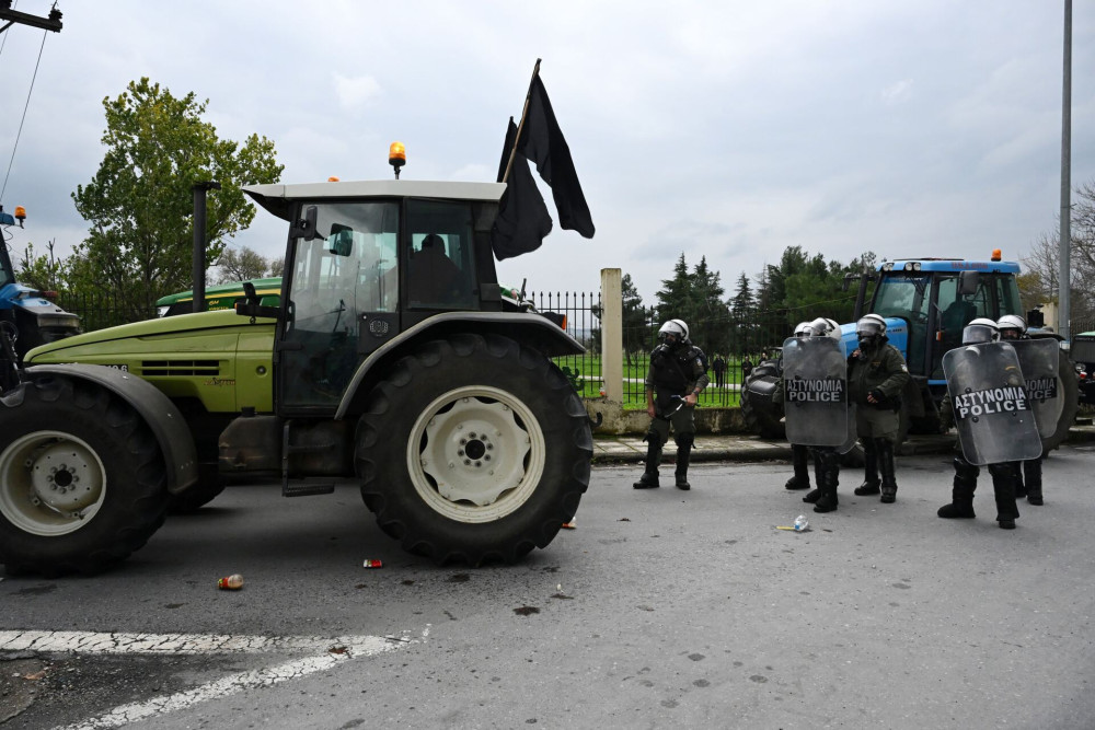 Δικογραφία για τον αγρότη που κινήθηκε ενάντιον των ΜΑΤ - Αστυνομικός στο «424» από ρίψη πέτρας