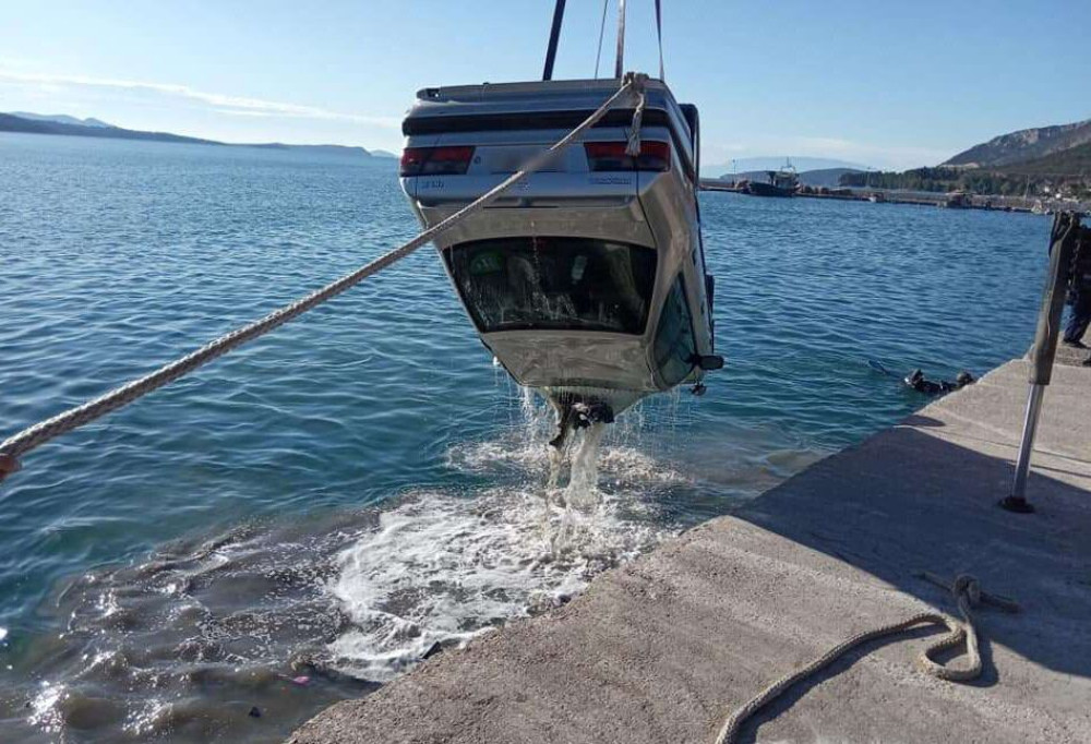 Καλαμάτα: Λιμενικό και Πυροσβεστική απεγκλώβισαν 86χρονο από ημιβυθισμένο ΙΧ - Σώος ο οδηγός