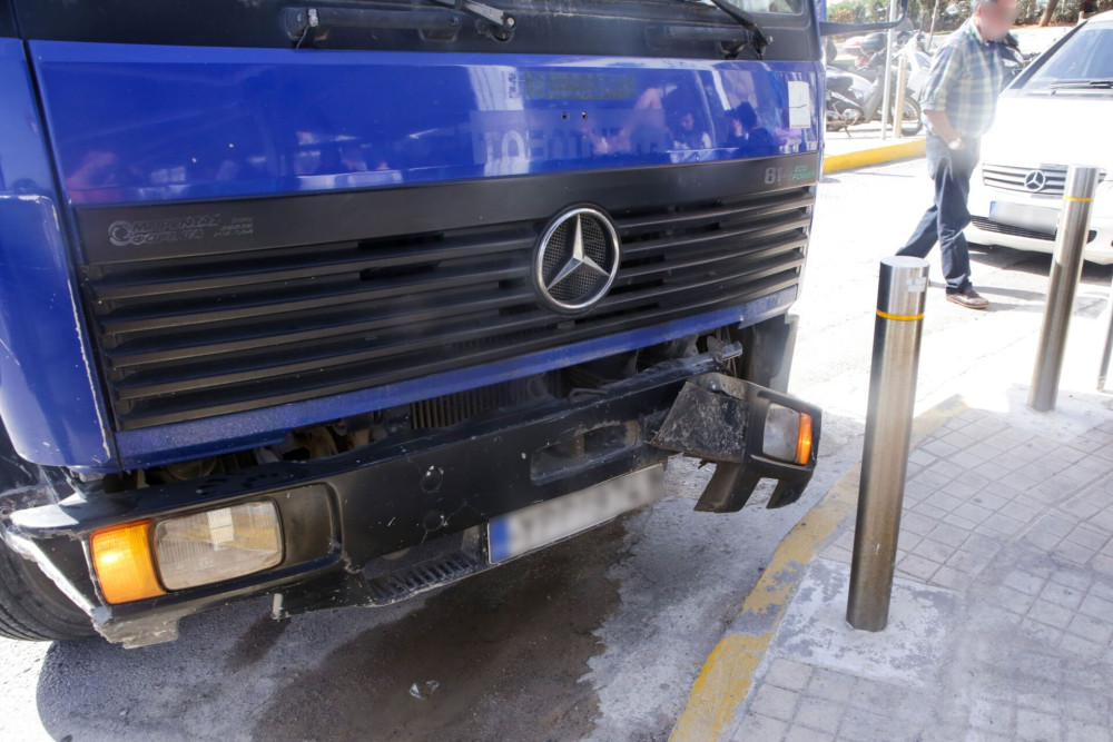 Θανατηφόρο τροχαίο με φορτηγό στο Πέραμα - Νεκρή η 54χρονη μητέρα του οδηγού