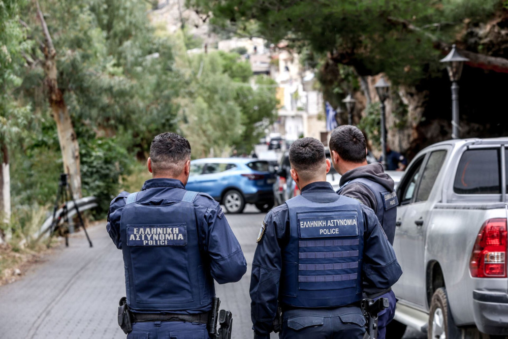 Θρίλερ στο κέντρο της Αθήνας: χειροπέδες σε αλλοδαπό με χειροβομβίδα – Τι εξετάζουν οι Αρχές