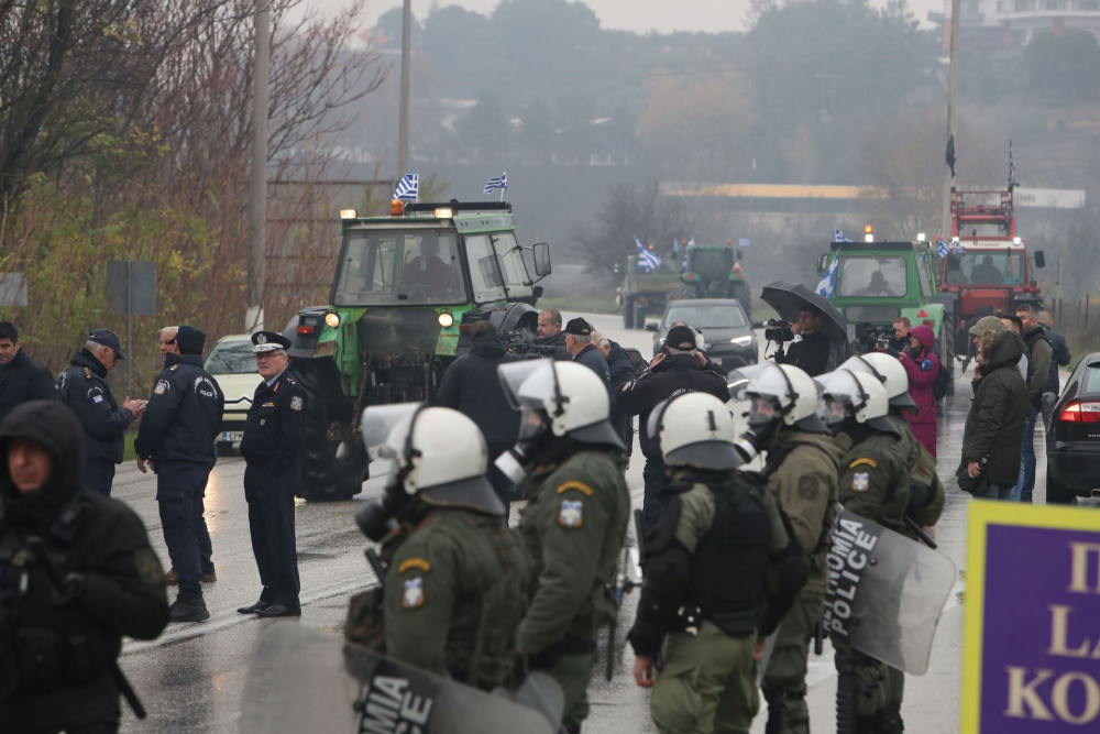 Σέρρες: αγρότες παρέκαμψαν το μπλόκο της αστυνομίας, κατευθύνονται στο τελωνείο Προμαχώνα