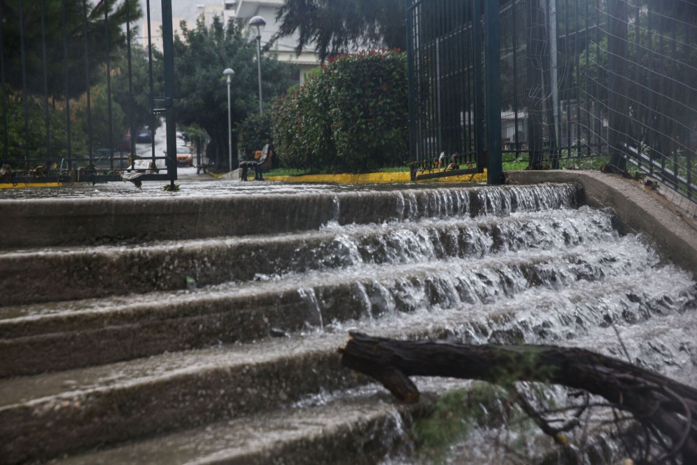 Συνεργεία της Περιφέρειας Αττικής απομακρύνουν τα φερτά υλικά στους πλημμυρισμένους δρόμους