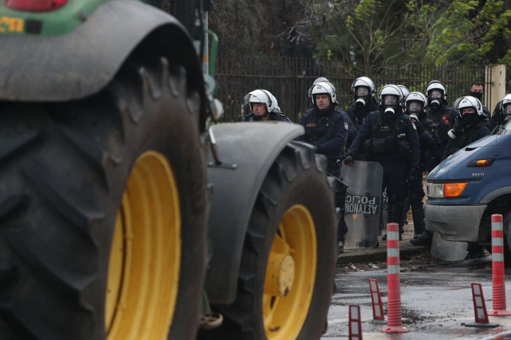 «Πάτα τον» - Η «φονική επίθεση» με τρακτέρ κατά αστυνομικών στη Θεσσαλονίκη (video)
