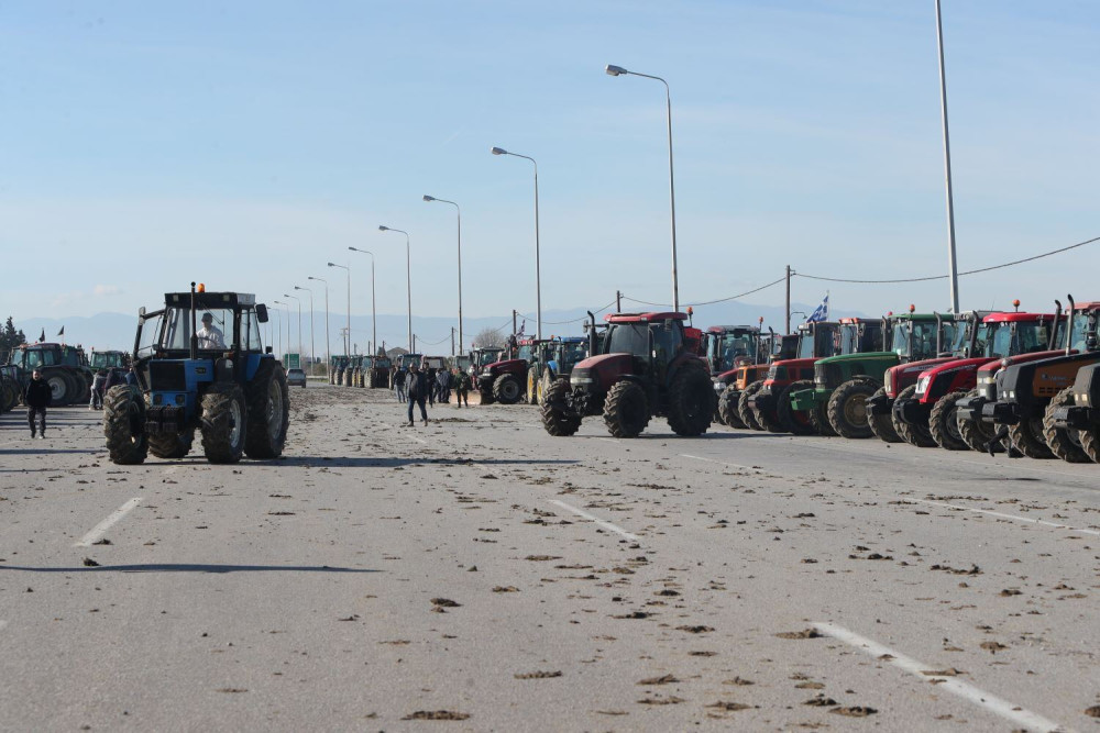 Αθήνα - Θεσσαλονίκη: οι αγρότες έκλεισαν την εθνική οδό και στα Μάλγαρα